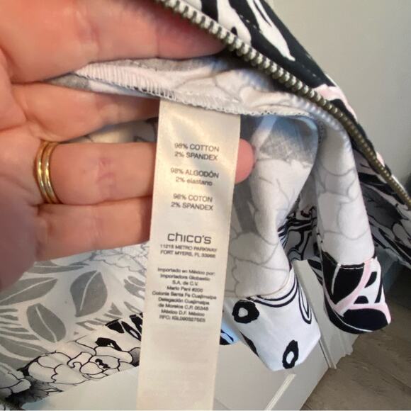 Chicos full zip lightweight jacket black white & pink floral print size 0 Small - Picture 5 of 5